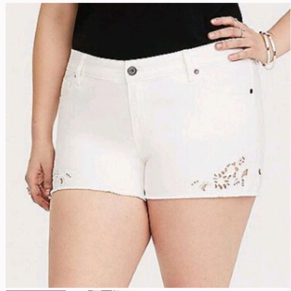 NWT Torrid White Denim Mid Rise Frayed Hem Embroidered 3.5” Shorts Size 20 - Picture 9 of 10